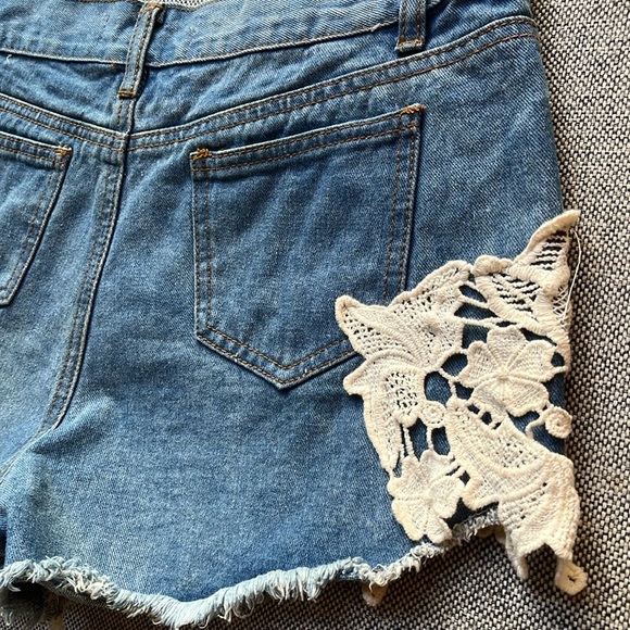 🩵 Vintage High Wasted Denim Shorts with Lace detailing , Size Large - Picture 16 of 17
